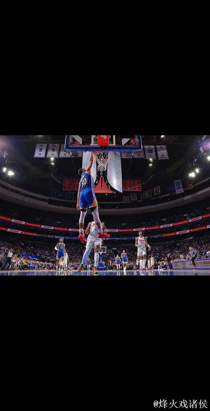 库里中路突入篮下 一记挑篮打板命中 库里中路突入篮下 一记挑篮打板命中