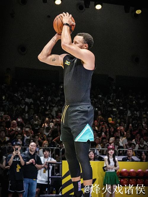 库里中路突入篮下 一记挑篮打板命中 库里中路突入篮下 一记挑篮打板命中